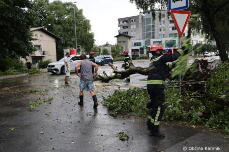 Neurje z vetrom podiralo drevesa in odkrivalo strehe (14)